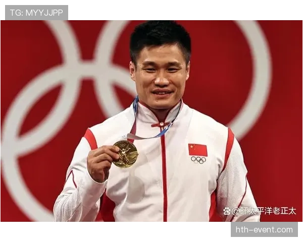 如果把吕小军的日常截成两张图，一边文艺青年一边暴发户，谁顶得住这反差...